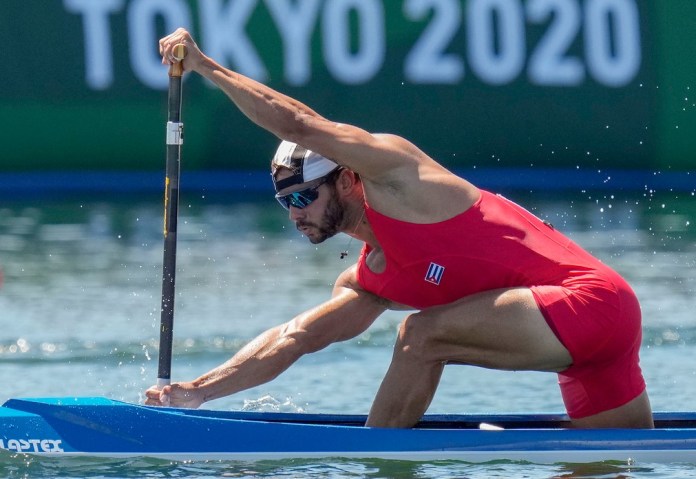 ARCHIVO - Fernando Dayán Jorge Enríquez, de Cuba, compite en la serie masculina de 1000 m en canoa individual durante los Juegos Olímpicos de verano de 2020, el viernes 6 de agosto de 2021, en Tokio, Japón. (Foto AP/Kirsty Wigglesworth)