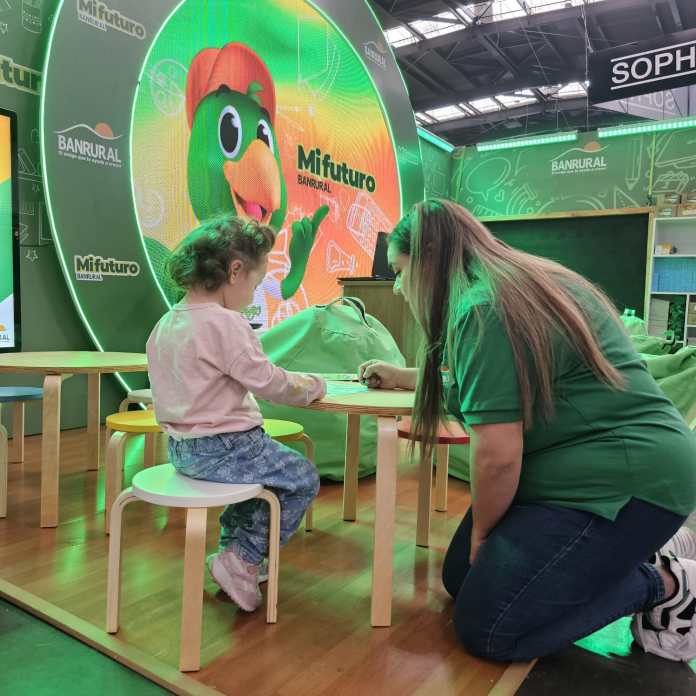 BANRURAL instaló un stand interactivo para niños. Foto La Hora / BANRURAL