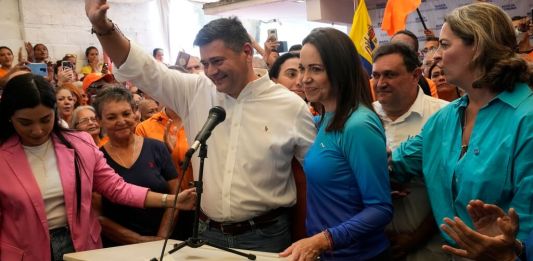 El líder opositor venezolano Freddy Superlano ofrece una conferencia de prensa para retirarse de las primarias opositoras y respaldar a su colega candidata María Corina Machado. (Foto AP/Ariana Cubillos, Archivo)