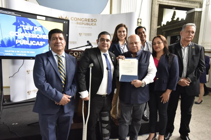 Los diputados Sabino Velásquez, César Dávila, Fidel Reyes Lee, y Lucrecia Samayoa, presentan la iniciativa de ley para concesiones. Foto: Congreso