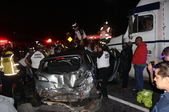 Bomberos Voluntarios trabajan para rescatar a un hombre quien quedó atrapado entre los hierros retorcidos durante un accidente de tránsito en el km 17.5 de la ruta al Pacífico. Foto: Bomberos Voluntarios.