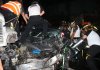 Bomberos Voluntarios rescatar a un hombre quien quedó atrapado entre los hierros retorcidos durante un accidente de tránsito en el km 17.5 de la ruta al Pacífico. Foto: Bomberos Voluntarios.