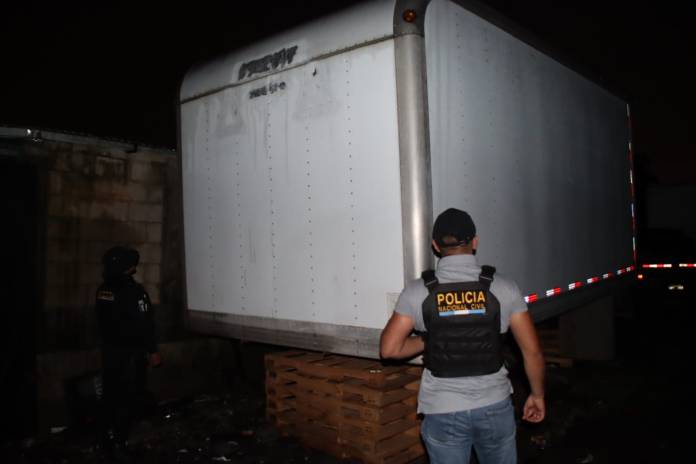 Autoridades localizan furgones durante allanamiento en un predio ubicado en Ciudad Quetzal, San Juan Sacatepéquez. Foto: PNC