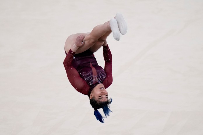 La mexicana Alexa Moreno durante su ejercicio de piso en la ronda de clasificación de la competencia de gimnasia artística, el domingo 28 de julio de 2024, en París. (AP Foto/Francisco Seco)