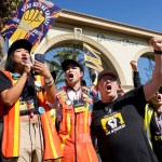 ARCHIVO - Los capitanes de SAG-AFTRA Iris Liu, izquierda, y Miki Yamashita, centro, el principal negociador de SAG-AFTRA Duncan Crabtree-Ireland en una manifestación de actores en huelga fuera del estudio de Paramount Pictures el 3 de noviembre de 2023, en Los Angeles. El sindicato SAG-AFTRA anunció que comenzará una huelga el 26 de junio por preocupaciones ante el uso sin protecciones de inteligencia artificial en la industria de los videojuegos. (Foto AP/Chris Pizzello, archivo)