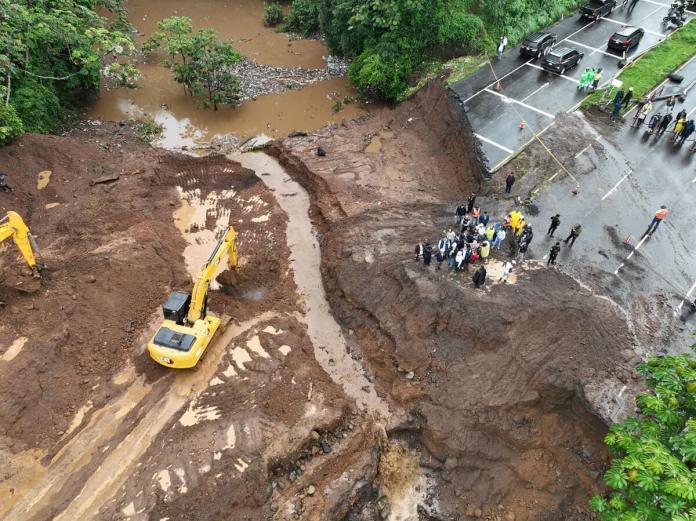 Comunicaciones trabaja en uno de los tramos de la autopista de Palin-Escuintla, en dónde se registró un socavamiento. El Gobierno requirió recientemente un estado de Calamidad tras las lluvias registradas en el país.