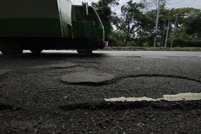 El tramo de la carretera a El Salvador, desde el desvío a Santa Elena Barillas y el desvío a Pueblo Nuevo Viñas muestra partes agrietadas donde la constructora que recibió la adjudicación no trabajó, a pesar de que recibió cerca de Q55 millones. Foto: La Hora / José Orozco. 