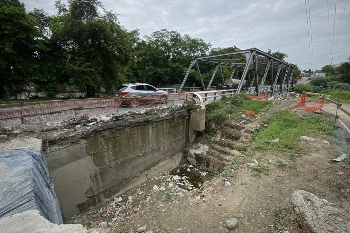 El CIV también erogó millonarios desembolsos para la rehabilitación de puentes que están a medias. En la imagen el puente Santa Cruz, en el km 119 de Teculután, Zacapa, donde, pareciera, quedan trabajos pendientes de hacer.  Foto: La Hora /José Orozco. 