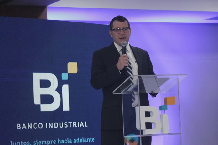 Luis Lara, vicepresidente de Fundación Bi, brida declaraciones durante actividad de lanzamiento de Fundación Bi. Foto: José Orozco.