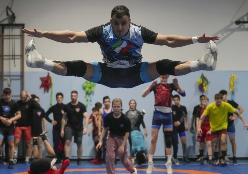 La luchadora iraní Iman Mahdavi, de 28 años, practica en el gimnasio Lotta Club Seggiano, en Pioltello, en el norte de Italia, el 28 de febrero de 2024. (Foto AP/Luca Bruno)