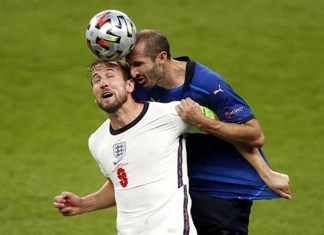 El jugador de la selección italiana de fútbol Giorgio Chiellini (d) pelea un balón con Harry Kane, de Inglaterra, durante la final de la Eurocopa 2020 disputada entre Italia e Inglaterra en el estadio de Wembley, en Londres, EFE/EPA/John Sibley/ POOL
