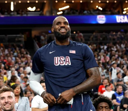 Philadelphia 76ers, el destino elegido por LeBron James para su nuevo desafío El delantero estadounidense LeBron James durante el fogueo contra Canadá previo al baloncesto de los Juegos Olímpicos, el miércoles 10 de julio de 2024, en Las Vegas. (AP Foto/Steve Marcus)