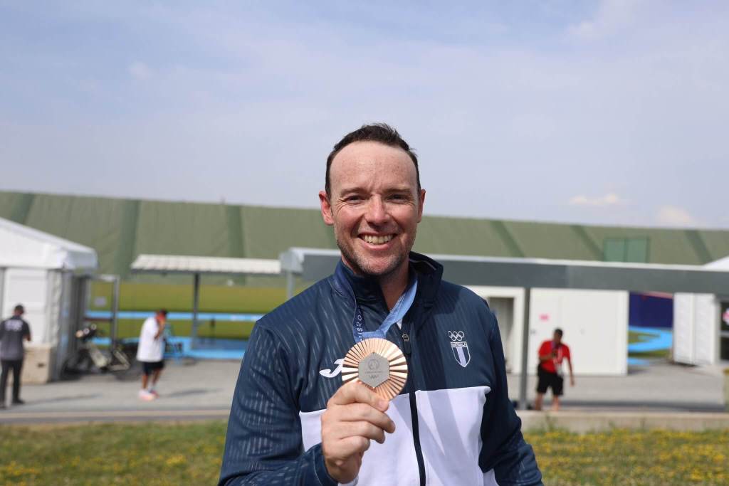 Jean Pierre Brol muestra medalla de bronce tras final del foso olímpico masculino en el Centro Tiro Chaterauroux.Foto: Comité Olímpico Guatemalteco. 