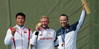 El medallista de oro británico Nathan Hales, en el centro, posa para una fotografía con el medallista de plata chino Qi Ying, a la izquierda, y el medallista de bronce guatemalteco Jean Pierre Brol Cardenas después de la final masculina de foso en los Juegos Olímpicos de Verano de 2024, el martes 30 de julio de 2024, en Chateauroux, Francia. (Foto AP/Manish Swarup)
