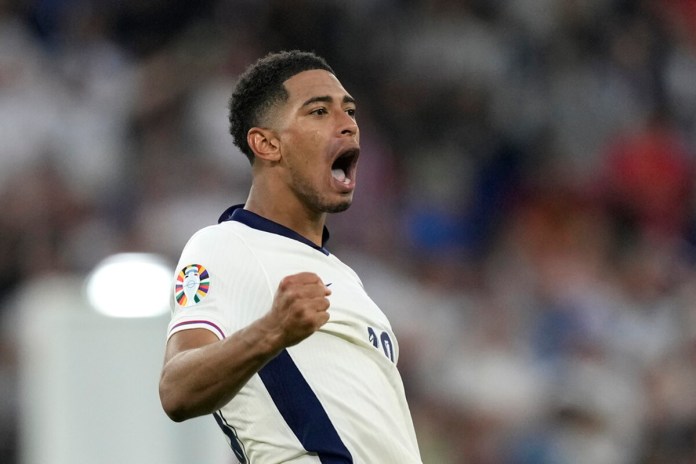 Jude Bellingham de Inglaterra celebra al final del partido de octavos de final entre Inglaterra y Eslovaquia en la Eurocopa 2024 en Gelsenkirchen, Alemania, el domingo 30 de junio de 2024. (AP Foto/Antonio Calanni)