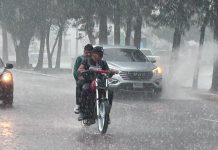 Efecto aquaplaning y spray: Los principales riesgos al conducir en época de lluvia y cómo reducirlos Efecto aquaplaning y spray: Los principales riesgos al conducir en época de lluvia y cómo reducirlos
