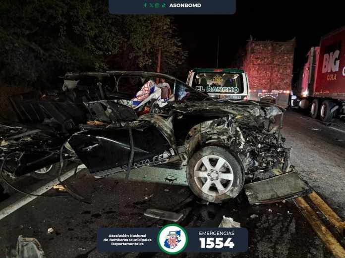 En el accidente se vieron involucrados dos vehículos y un transporte pesado. Foto: ASONBOMD