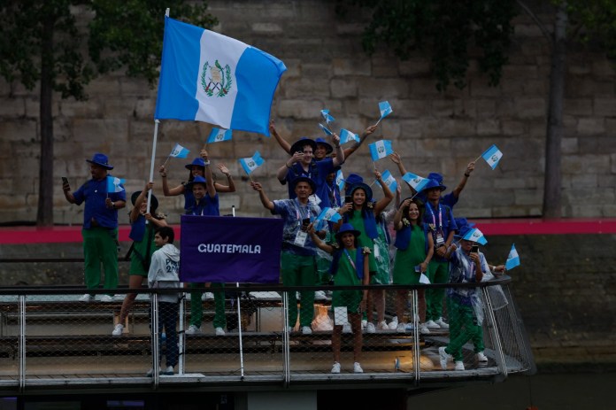 La delegación de Guatemala desfila por el río Sena, durante la ceremonia de inauguración de los Juegos Olímpicos de París 2024, este viernes en la capital francesa. EFE/Julio Muñoz