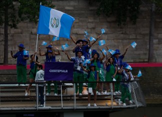 La delegación de Guatemala desfila por el río Sena, durante la ceremonia de inauguración de los Juegos Olímpicos de París 2024, este viernes en la capital francesa. EFE/Julio Muñoz