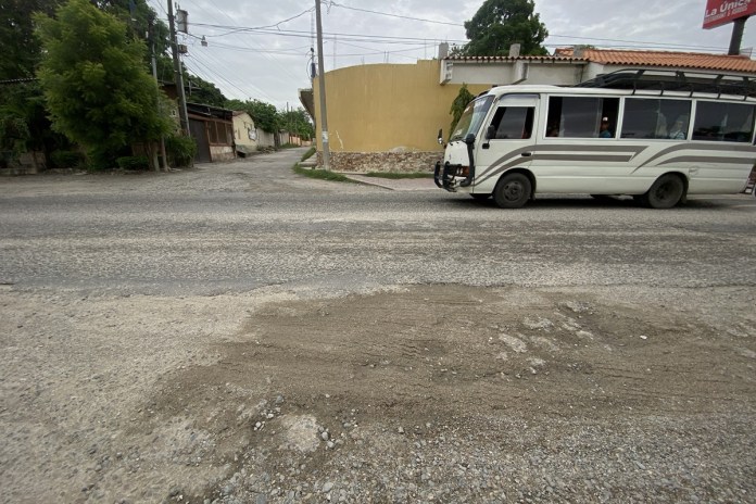 Parte del tramo entre el ingreso a la cabecera de Zacapa y la aldea El Ingeniero que se halla en mal estado. Foto: La Hora / José Orozco. 