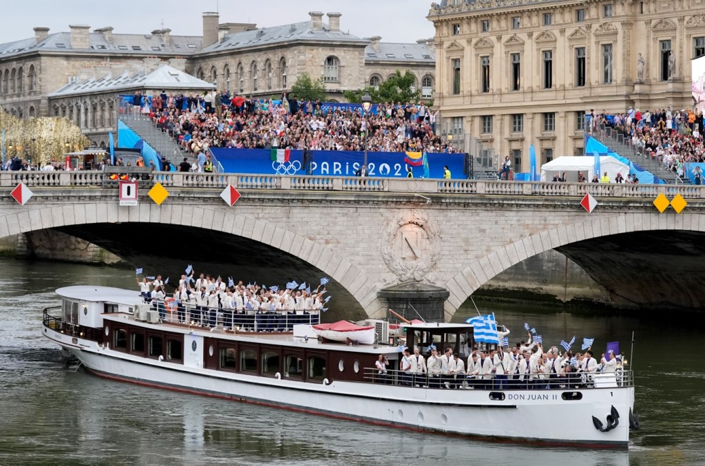La delegación de Grecia recorre el río Sena durante la ceremonia de inauguración de los Juegos Olímpicos de París, el viernes 26 de julio de 2024. (AP Foto/Aaron Favila)