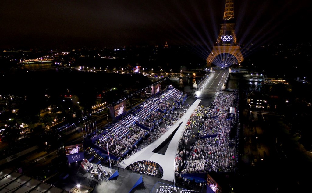 Esta foto del Olympic Broadcasting Services muestra la plaza de Trocadero y la Torre Eiffel iluminadas con los anillos olímpicos durante la ceremonia de inauguración de los Juegos Olímpicos de París, el viernes 26 de julio de 2024. (Olympic Broadcasting Services vía AP)