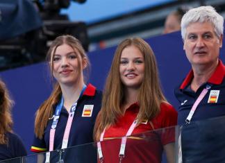 La princesa de Asturias, Leonor de Borbón, y su hermana, la infanta Sofía (i), entre los asistentes al partido de waterpolo que la selección española disputa contra Australia. EFE/ Kiko Huesca