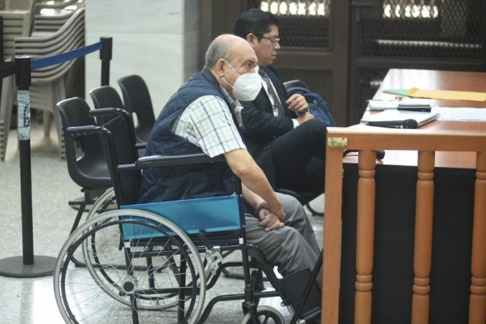 Carlos Figueroa, representante de Renova Ingenieros S.A., aceptó haber buscado la licitación a pesar de no tener las condiciones necesarias para construir. Foto: Fabricio Alonzo.