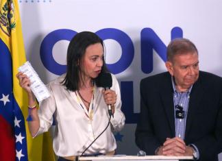 La líder opositora venezolana María Corina Machado (i) habla durante una rueda de prensa junto al candidato a la presidencia de Venezuela Edmundo González Urrutia este lunes, tras los comicios celebrados este 28 de julio, en Caracas (Venezuela). EFE/ Manuel Díaz