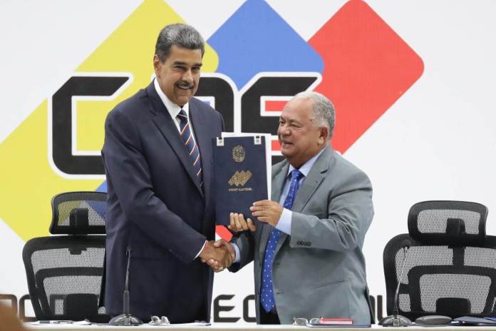 El presidente de Venezuela, Nicolás Maduro y el presidente de Consejo Nacional Electoral (CNE), Elvis Amoroso, sostienen el acta de juramentación del presidente electo este lunes, en Caracas (Venezuela). EFE/ Ronald Peña R.