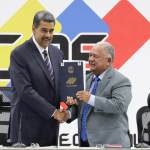 El presidente de Venezuela, Nicolás Maduro y el presidente de Consejo Nacional Electoral (CNE), Elvis Amoroso, sostienen el acta de juramentación del presidente electo este lunes, en Caracas (Venezuela). EFE/ Ronald Peña R.