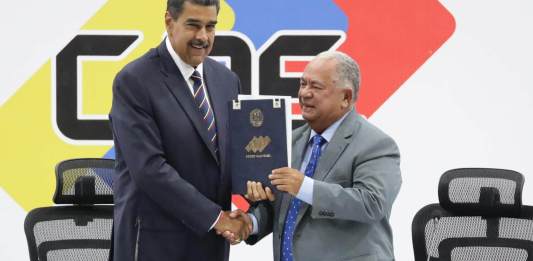 El presidente de Venezuela, Nicolás Maduro y el presidente de Consejo Nacional Electoral (CNE), Elvis Amoroso, sostienen el acta de juramentación del presidente electo este lunes, en Caracas (Venezuela). EFE/ Ronald Peña R.