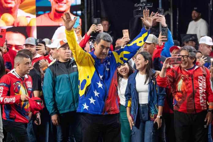 El presidente de Venezuela, Nicolás Maduro celebra tras conocer los resultados de las elecciones presidenciales este lunes, en Caracas (Venezuela). EFE/ Ronald Peña R