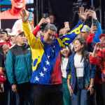 El presidente de Venezuela, Nicolás Maduro celebra tras conocer los resultados de las elecciones presidenciales este lunes, en Caracas (Venezuela). EFE/ Ronald Peña R