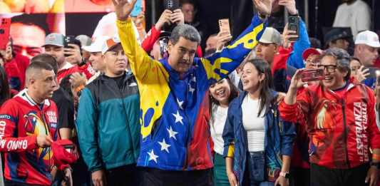 El presidente de Venezuela, Nicolás Maduro celebra tras conocer los resultados de las elecciones presidenciales este lunes, en Caracas (Venezuela). EFE/ Ronald Peña R