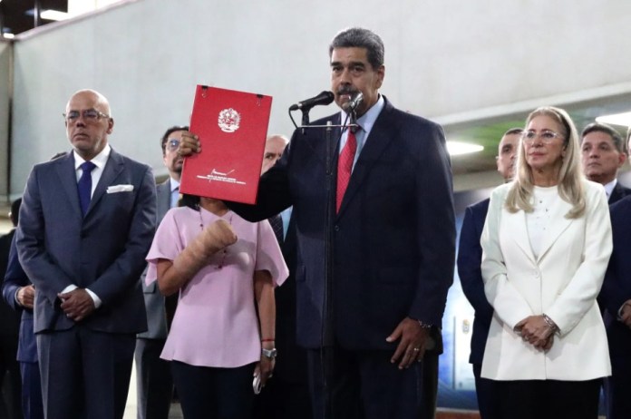 El presidente de Venezuela, Nicolás Maduro (c), acompañado de la primera dama, Cilia Flores (d), y el presidente de la Asamblea Nacional de Venezuela, Jorge Rodriguez (i), habla a la salida del Tribunal Supremo de Justicia (TSJ) este miércoles, en Caracas (Venezuela). EFE/ Ronald Peña R.