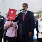 El presidente de Venezuela, Nicolás Maduro (c), acompañado de la primera dama, Cilia Flores (d), y el presidente de la Asamblea Nacional de Venezuela, Jorge Rodriguez (i), habla a la salida del Tribunal Supremo de Justicia (TSJ) este miércoles, en Caracas (Venezuela). EFE/ Ronald Peña R.