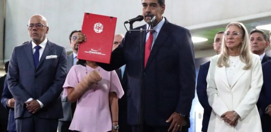 El presidente de Venezuela, Nicolás Maduro (c), acompañado de la primera dama, Cilia Flores (d), y el presidente de la Asamblea Nacional de Venezuela, Jorge Rodriguez (i), habla a la salida del Tribunal Supremo de Justicia (TSJ) este miércoles, en Caracas (Venezuela). EFE/ Ronald Peña R.