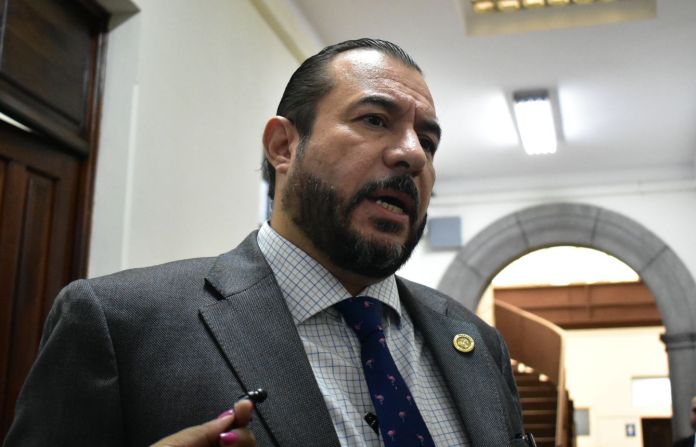 El presidente del IGSS, José Adolfo Flamenco, responde por las compras de medicamentos a ciertas farmacéuticas. Foto: La Hora / Daniel Ramírez