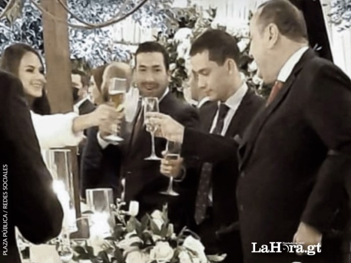 Jairo Ponce, Miguel Martínez y Alejandro Giammattei, durante un brindis en una boda. Foto Plaza Pública / Redes Sociales - Diseño La Hora / Roberto Altán