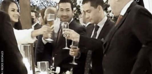 Jairo Ponce, Miguel Martínez y Alejandro Giammattei, durante un brindis en una boda. Foto Plaza Pública / Redes Sociales - Diseño La Hora / Roberto Altán