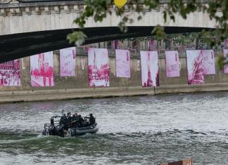 Fuerzas de seguridad patrullan a lo largo del río Sena antes del inicio de la ceremonia de inauguración de los Juegos Olímpicos de París 2024, este viernes en la capital francesa. EFE/Julio Muñoz