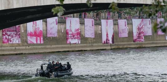 Fuerzas de seguridad patrullan a lo largo del río Sena antes del inicio de la ceremonia de inauguración de los Juegos Olímpicos de París 2024, este viernes en la capital francesa. EFE/Julio Muñoz