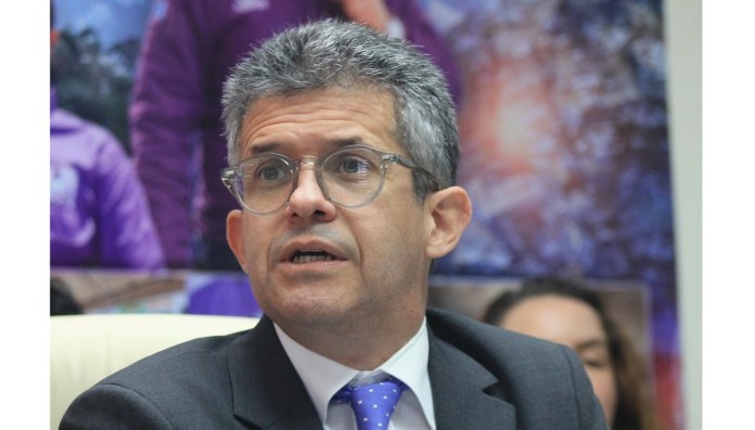 El ministro de Salud, Joaquín Barnoya, prepara una conferencia para explicar el pago con UNOPS. Foto: José Orozco