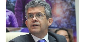 El ministro de Salud, Joaquín Barnoya, prepara una conferencia para explicar el pago con UNOPS. Foto: José Orozco