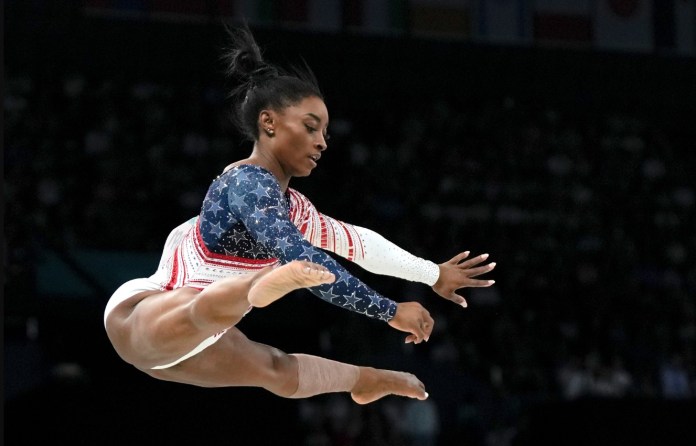 La estadounidense Simone Biles realiza su rutina en la viga de equilibrio en los Juegos Olímpicos de París, el martes 30 de julio de 2024 (AP Foto/Francisco Seco)