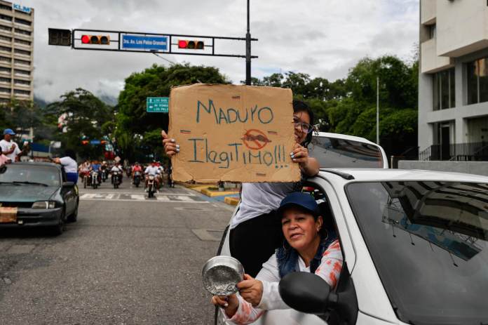 Personas recorren las calles durante una protesta por los resultados de las elecciones presidenciales este lunes, en Caracas (Venezuela). EFE/ Henry Chirinos