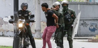 Integrantes de la Guardia Nacional Bolivariana detienen a un manifestante opositor, este martes, en Caracas (Venezuela). EFE/Ronald Peña