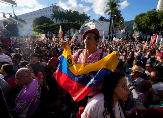 Partidarios del gobierno se manifiestan en defensa de la reelección del presidente Nicolás Maduro en Caracas, Venezuela, el martes 30 de julio de 2024. (Foto AP/Fernando Vergara)