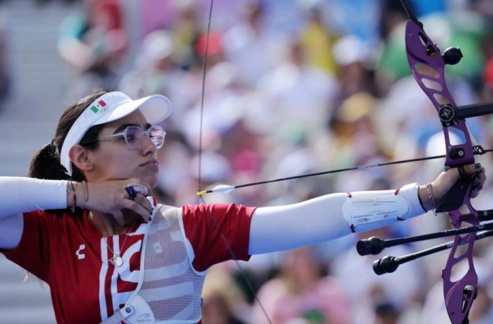 La deportista Ana Vázquez, del equipo femenino de tiro con arco de México, participa en la prueba final, este 28 de julio de 2024, durante los Juegos Olímpicos de París 2024. EFE/Martin Divisek